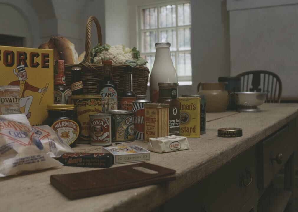 1950: Controlled-atmosphere packaging increases shelf life of food